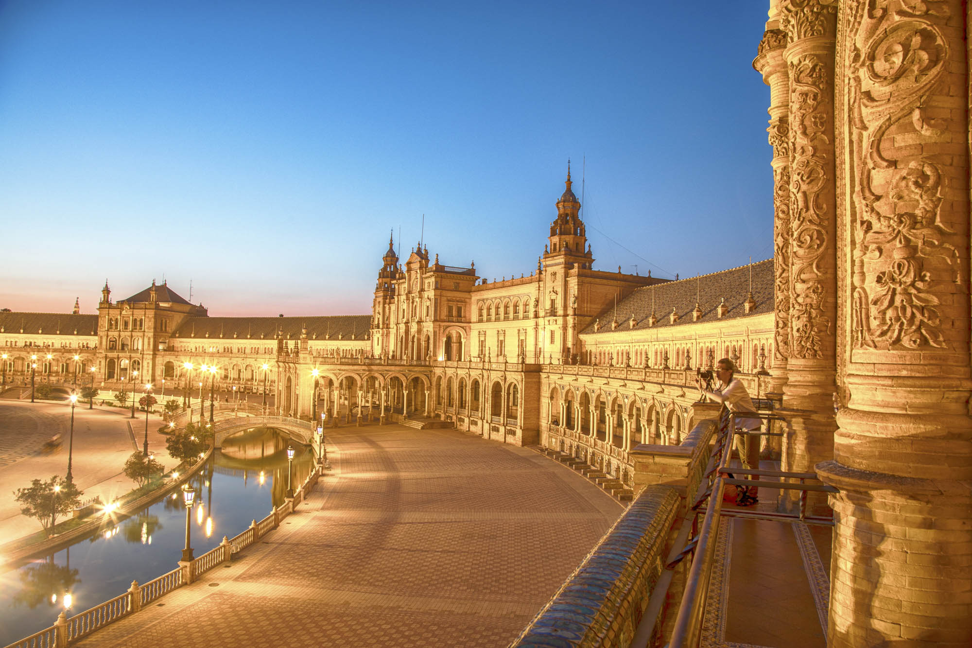 Spanien, Andalusien, Provinz Sevilla, Sevilla, Plaza de España. Der Platz wurde zur iberoamerikanischen Ausstellung 1929 von Anibal Gonzalez gebaut.