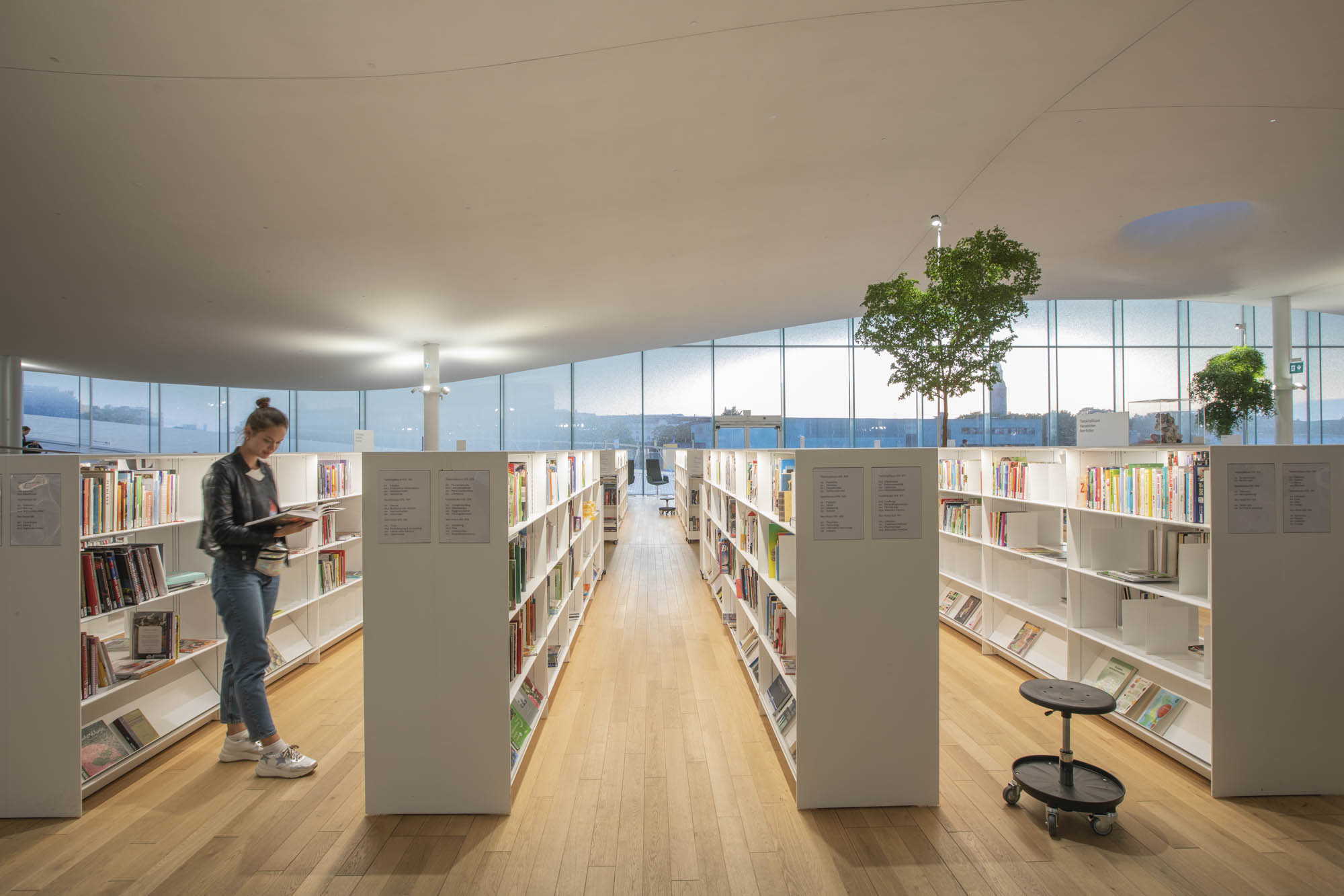 Finnland, Helsinki, Zentralbibliothek Oodi beherbergt rund 100.00 Bücher